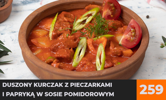 Duszony kurczak z pieczarkami i papryką w sosie pomidorowym