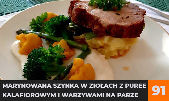 Marynowana szynka w ziołach z puree kalafiorowym i warzywami na parze