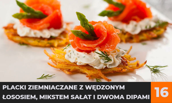 Placki ziemniaczane z wędzonym łososiem, miksem salat oraz dwoma dipami.